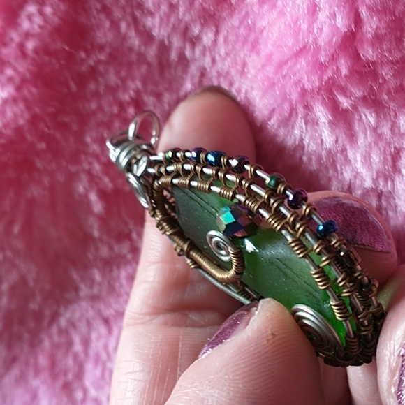 NWT Handcrafted Wire Weaved Beach Glass and Brass Pendant - Picture 6 of 6